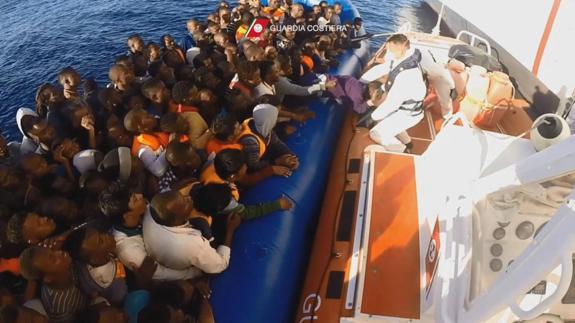 Siguen los naufragios en el Mediterráneo, con 18 muertos y 340 desaparecidos esta semana