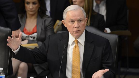 Trump elige al polémico Sessions como Fiscal General y a un crítico de Clinton en la CIA