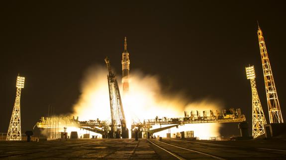 La nave rusa Soyuz MS-03 llega a la Estación Espacial Internacional con tres astronautas a bordo