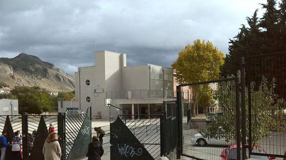 Expulsan a una menor en Granada por agredir a su profesor al quitarle el móvil en clase