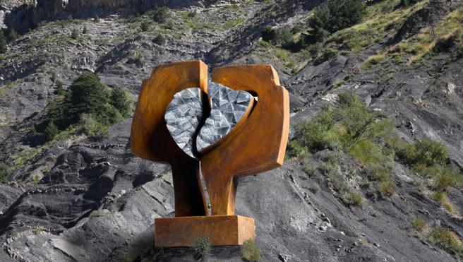 El escultor Carlos Ciriza presenta un proyecto para el monumento conmemorativo del accidente de Germanwings