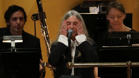 Patti Smith se emociona al interpretar un tema de Dylan, el gran ausente en los Nobel