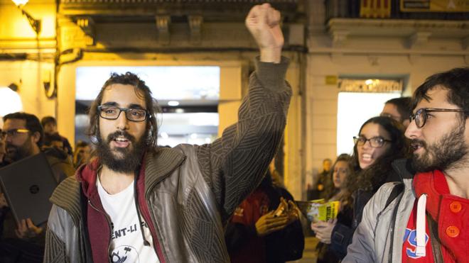 Libertad a los cinco detenidos por quemar fotos del Rey