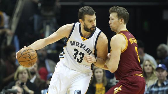 Pau y Marc Gasol vuelven a brillar con sendos dobles-dobles