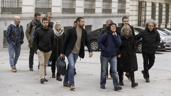 El Parlament rechaza sancionar a los diputados de la CUP por quemar fotos del Rey