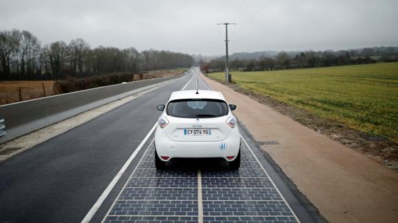 Francia inaugura el primer tramo de carretera solar del mundo