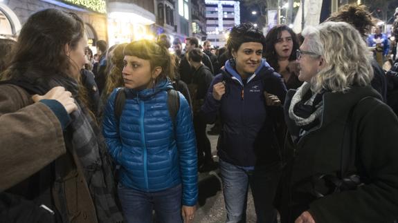 Rovira, de la CUP, rompe una foto del Rey en un pleno de la Diputación