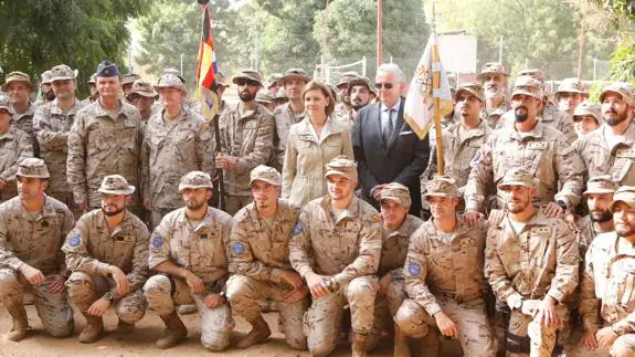 Cospedal despide el año visitando a las tropas españolas destacadas en Mali y Senegal