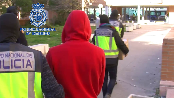 Hallan cuatro cargadores de fusiles AK-47 tras la detención de dos yihadistas en Madrid