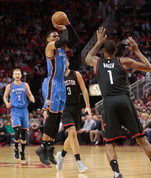 Los 49 puntos de Westbrook no bastan para derrotar a Houston