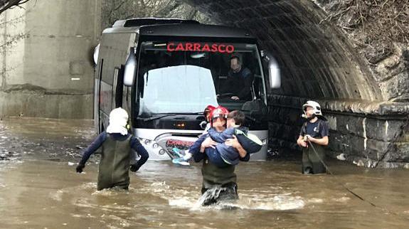 Rescatados una veintena de niños tras quedar atrapado su autobús en una balsa de agua en Álava