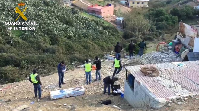 Hallan un arma larga y tres machetes a los dos afines al Daesh detenidos en Ceuta