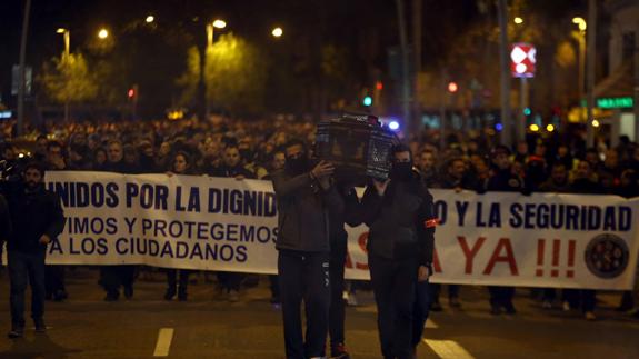 Más de mil policías se manifiestan en Barcelona y piden respeto institucional