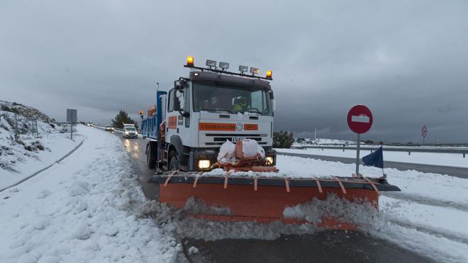 El Gobierno culpa a un temporal de nieve «absolutamente excepcional» del caos en las infraestructuras