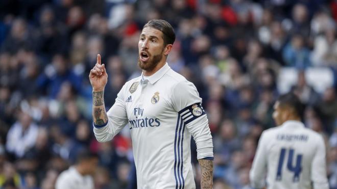 Sergio Ramos tapa las carencias, pero no los pitos