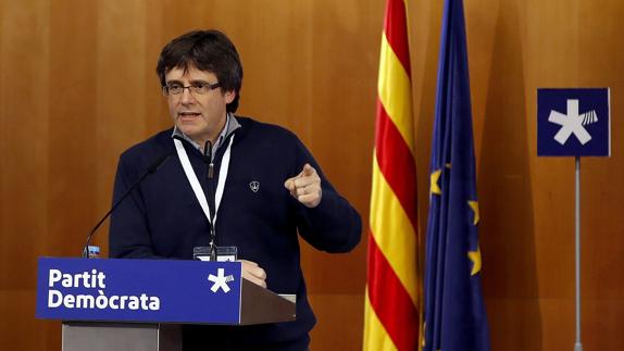 Puigdemont se libra de comparecer en la Cámara catalana por el 'caso Vidal'