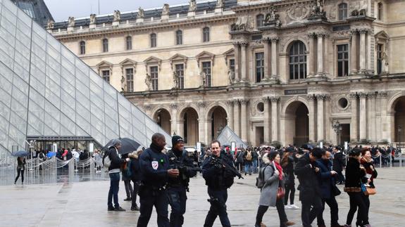 El agresor del Louvre confirma su identidad en los interrogatorios policiales