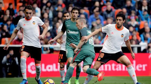 Un Valencia muy serio gana bien al Athletic y se aleja del descenso