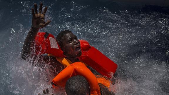 Al menos 74 inmigrantes muertos en un naufragio frente a la costa de Libia