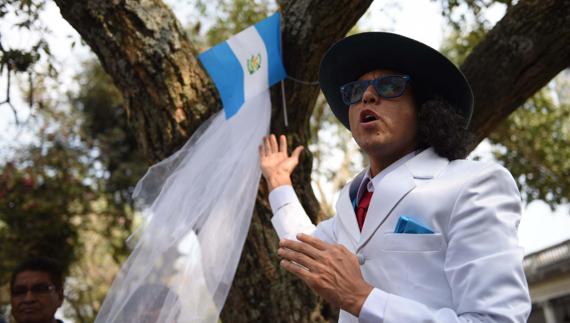 Un actor peruano se casa con un árbol en Guatemala