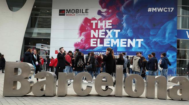 Protestas y tecnología se dividen el protagonismo en la inauguración del MWC