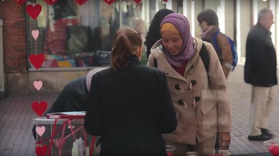 Una cámara oculta graba reacciones racistas en una campaña de SOS Racismo