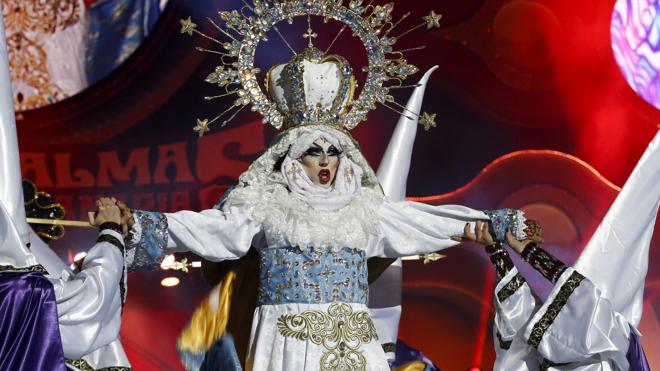 El Carnaval canario enciende a la Iglesia