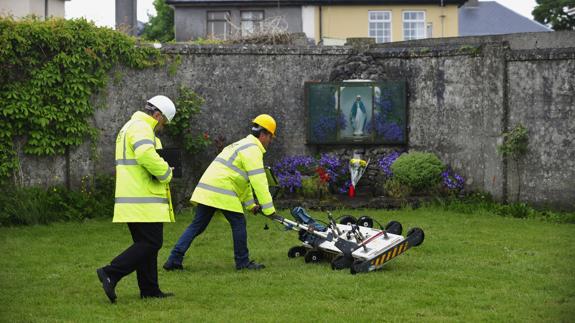 Hallan un «gran número» de bebés enterrados en una fosa de un convento irlandés