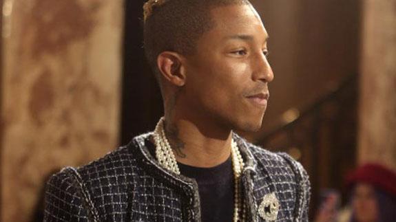 Pharrel Williams lidera la revolución de los hombres con bolso