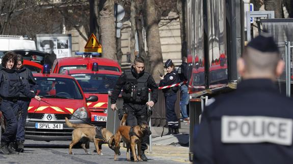 Un paquete-bomba hiere a una secretaria en la sede de París del FMI