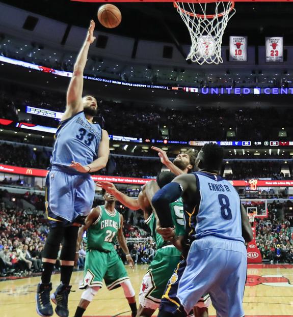 Marc Gasol se lleva el duelo español ante un buen Mirotic