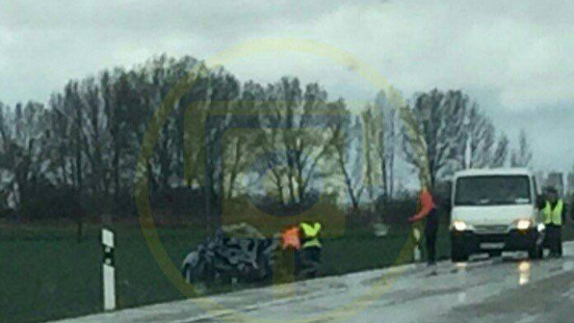 Tres fallecidos, entre ellos un menor, tras chocar un turismo con un autobús en Palencia