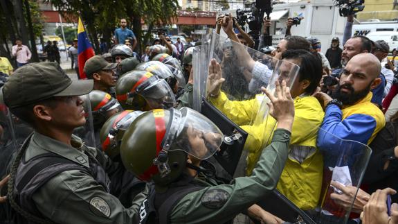 La fiscal general denuncia «una ruptura del orden constitucional» en Venezuela