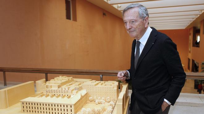 Moneo se instala en su casa