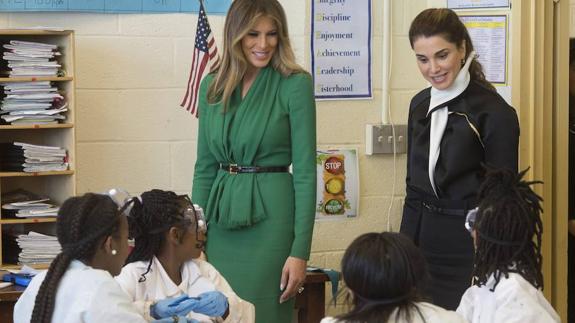 Melania Trump y Rania de Jordania visitan una escuela en Washington