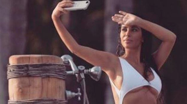 Kim Kardashian vende un flotador con la forma de su trasero