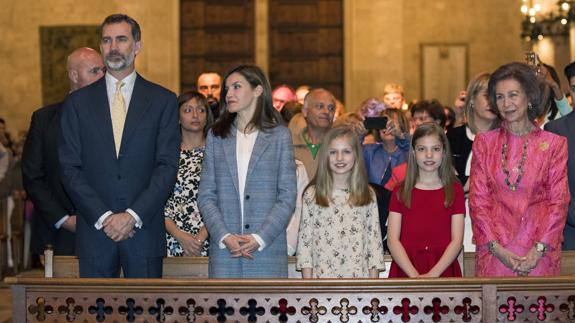 Los Reyes, sus hijas y doña Sofía asisten a la misa de Pascua en Palma