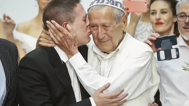 El homenaje de Hannibal Laguna a Elio Berhanyer abre la Pasarela Costura España