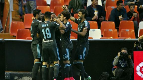 La Real se impone a un Valencia que reaccionó tarde