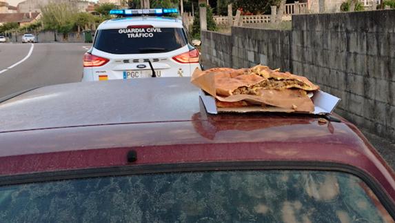 Denunciado un joven que viajaba sobre el capó de un coche con una empanada en sus brazos