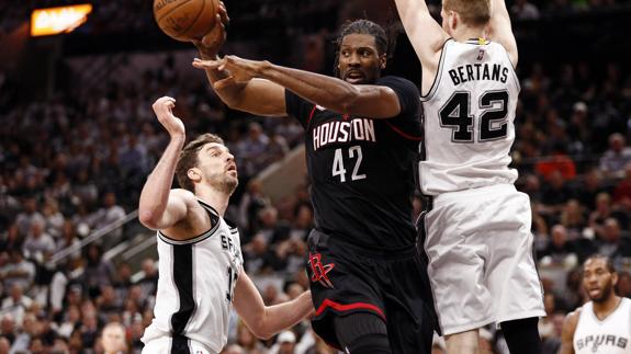 Los Rockets se exhiben y dan una lección encestadora a los Spurs