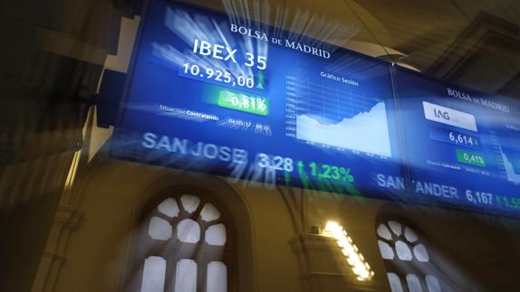 El Ibex-35 cierra por encima de los 11.100 puntos su mejor semana de 2017