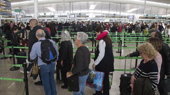 Las aerolíneas aconsejan a los pasajeros acudir con tres horas de antelación a El Prat