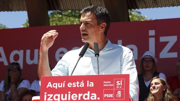 Sánchez acusa de «esconder a la militancia» a Díaz, que pide el voto para «levantar el país»