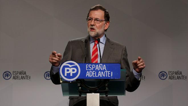 Rajoy celebra el «buen humor» de fijar la moción de censura en martes 13