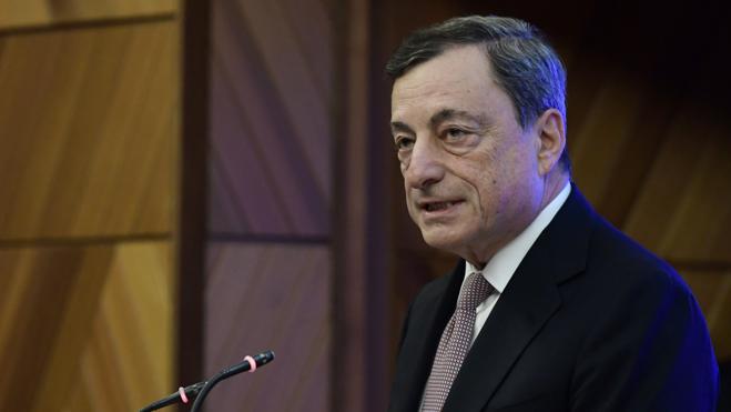 Draghi ve margen para que los bancos mejoren la rentabilidad si reducen costes