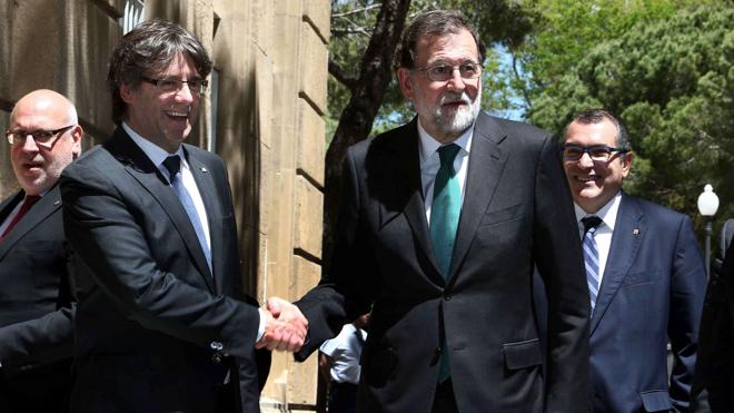 Rajoy niega por carta a Puigdemont la negociación del referéndum