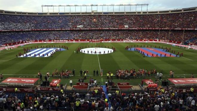 Pitada al himno en una fiesta blindada