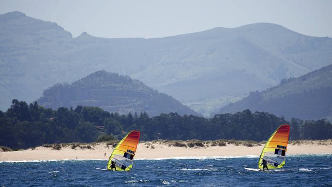 Nadar paralelo a la playa y respetar la digestión, consejos para este verano