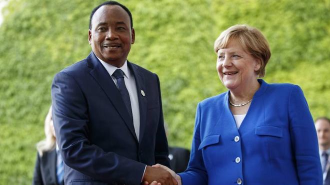 Merkel insta a la comunidad internacional a invertir más y vender más armas a África